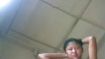 Lesbian thiếu niên fucks một người bạn dit nhau không che với một dương vật giả và sau đó ngồi khuôn mặt của cô