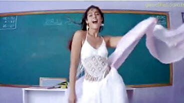 Brunette Thiếu Niên Mia Ka scopata dit em moi lon